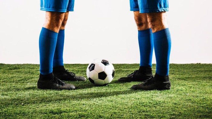 1766487858862-ilustrasi-pertandingan-derby-dalam-sepakbola_169