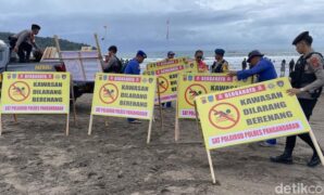 1766747071668-papan-informasi-larangan-berenang-bagi-wisatawan-di-pantai-pangandaran-1766735468480_169