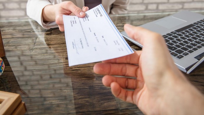 1766833447534-ilustrasi-gaji-karyawan_169