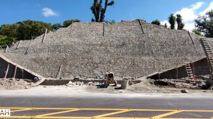 1766963060438-reruntuhan-piramida-kuno-ditemukan-saat-pembangunan-jalan-di-meksiko_169