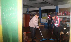 1766984662529-polisi-saat-evakuasi-banjir-di-cireunghas-1766978167512_169