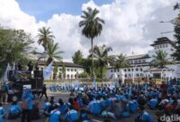 1766984663036-aksi-buruh-jabar-di-gedung-sate-1765874712089_169
