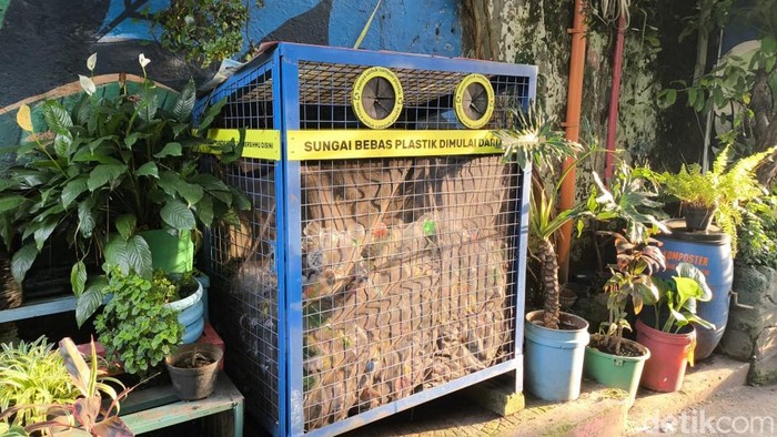 1766984676489-ilustrasi-pengelolaan-sampah-ala-kang-pisman-di-kota-bandung-1766899549411_169