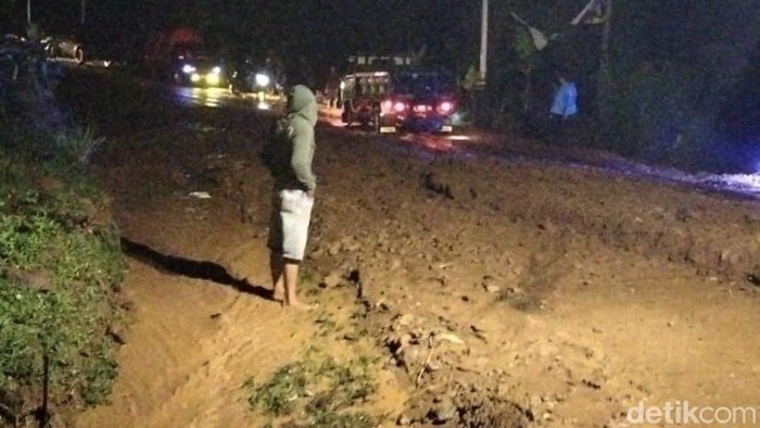 1766984678382-kondisi-jalan-provinsi-sukabumi-sagaranten-yang-tertutup-longsor-1766969097416_169