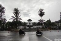 1767006266130-sentuhan-bertema-candi-bentar-jadi-wajah-baru-di-gedung-sate-kota-bandung-1763618191168_169