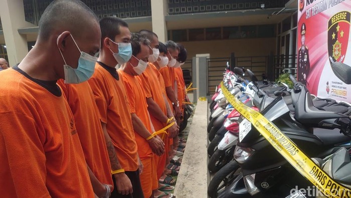 1767027862714-pelaku-pencurian-sepeda-motor-di-bandung-1766999602045_169