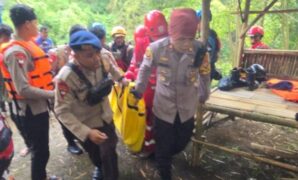 1767071072131-polisi-mengangkat-jenazah-pemburu-biawak-1767054930595_169