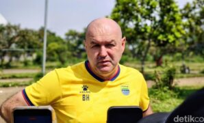 1767092699876-pelatih-persib-bandung-boja-hodak-1767085340692_169