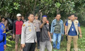 1767092705238-kapolres-pangandaran-akbp-andri-kurniawan-memantau-insiden-penerjun-payung-jatuh-1767082065000_169