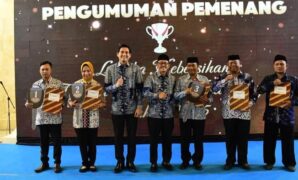 1767114268090-pemkab-indramayu-berikan-penghargaan-atas-kebersihan-lingkungan-dan-kinerja-pemerintahan-1767091751438_169