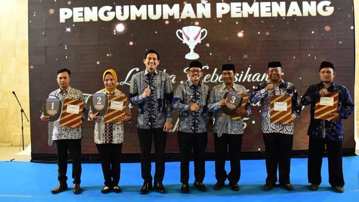 1767114268090-pemkab-indramayu-berikan-penghargaan-atas-kebersihan-lingkungan-dan-kinerja-pemerintahan-1767091751438_169