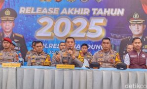 1767114275271-kapolresta-bandung-kombes-aldi-subartono-saat-melakukan-rilis-akhir-tahun-2025-di-mapolresta-bandung-soreang-selasa-30122025-p-1767104892649_169