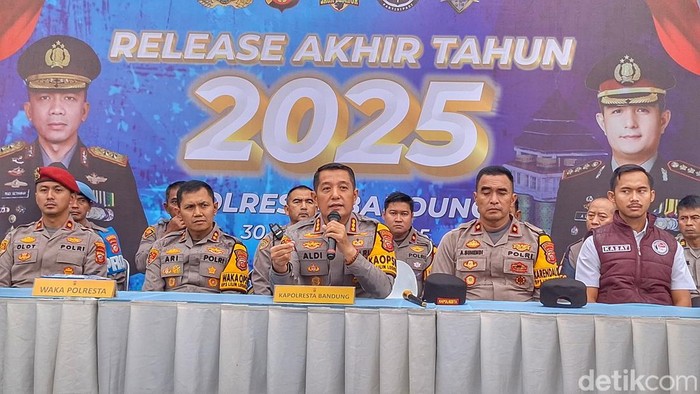 1767114275271-kapolresta-bandung-kombes-aldi-subartono-saat-melakukan-rilis-akhir-tahun-2025-di-mapolresta-bandung-soreang-selasa-30122025-p-1767104892649_169