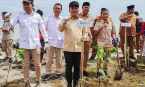 1767135870086-bupati-karawang-aep-syaepuloh-bersama-fraksi-gerindra-dprd-kabupaten-karawang-di-pesisir-pantai-cemarajaya-1767088719244_43