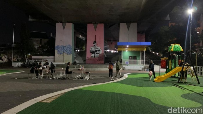 1767243949436-suasana-malam-tahun-baru-di-taman-film-bandung-1767237128787_169