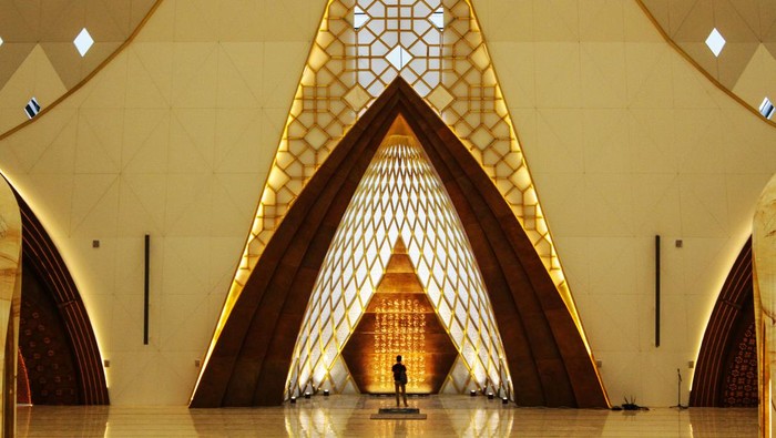 1767308656696-lihat-kemegahan-masjid-al-jabbar-bandung-jelang-diresmikan_169