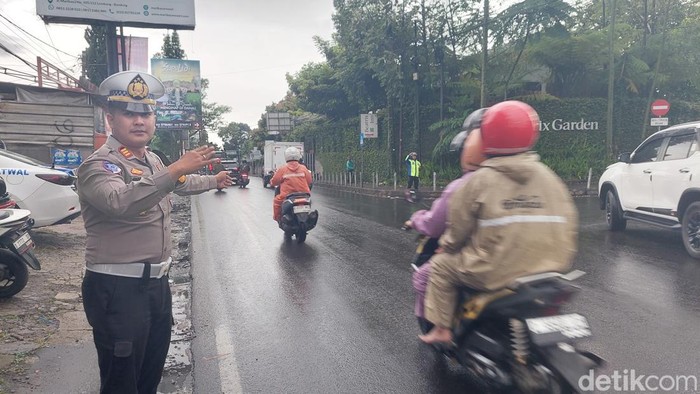 1767351963587-polisi-melakukan-pengaturan-lalu-lintas-di-lembang-1767349620628_169