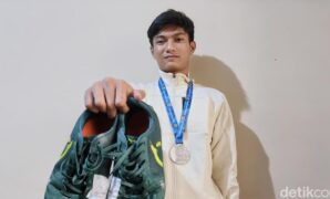 1767373477434-kiper-timnas-futsal-indonesia-u-16-azmi-anugrah-dan-sepatunya-yang-terlihat-lusuh-1767335942392_169