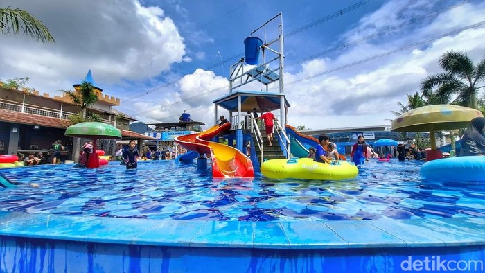 1767395064904-keseruan-keluarga-menikmati-kolam-renang-di-soreang-1767340328927_169