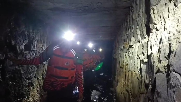 1767438436716-petugas-bpbd-menyisir-gorong-gorong-di-jalan-hz-mustofa-mencari-bocah-hilang-1767422889786_169