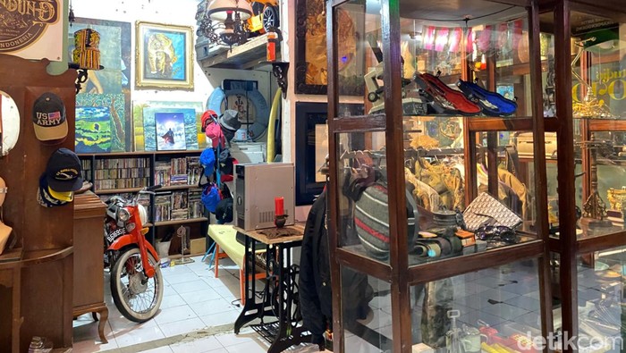 1767503137386-salah-satu-toko-yang-berada-di-pasar-antik-cikapundung-1766578850664_169