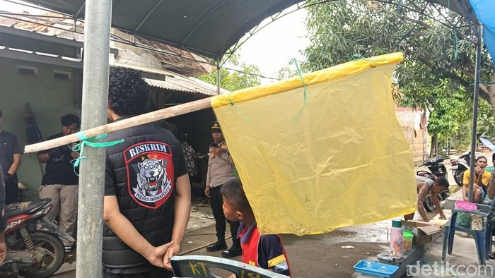 1767546254223-polisi-tampak-berada-di-rumah-duka-1767526038536_169