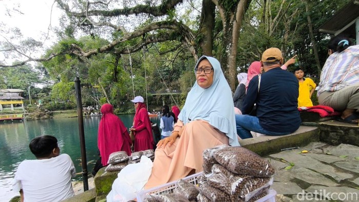 1767589551268-uti-penjual-pakan-ikan-di-telaga-biru-cicerem-kuningan-1767520291169_169