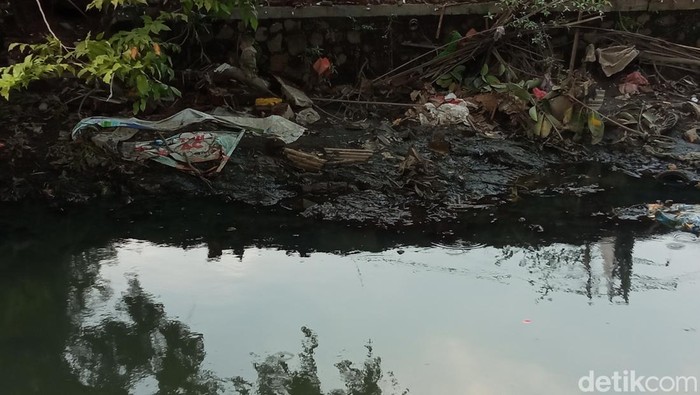 1767632663690-kondisi-sungai-sukalila-kota-cirebon-1767604699991_169