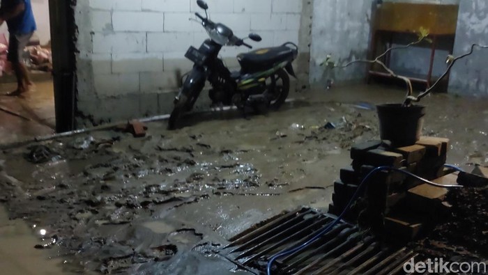 1767632667652-rumah-salah-seorang-warga-yang-terdampak-banjir-di-green-pamengkang-kabupaten-cirebon-1767619813201_169