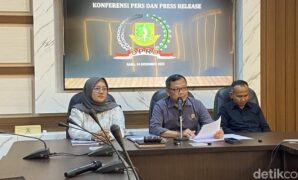 1767632669304-panitia-panja-wakaf-dana-abadi-saat-konferensi-pers-di-dprd-kota-sukabumi-1767603265339_169