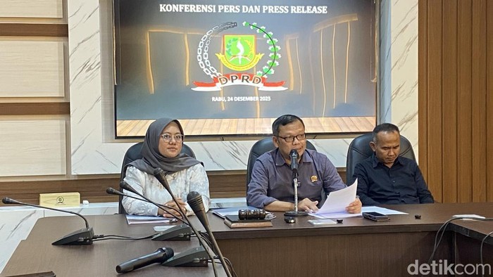 1767632669304-panitia-panja-wakaf-dana-abadi-saat-konferensi-pers-di-dprd-kota-sukabumi-1767603265339_169