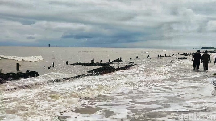 1767675880565-jalan-penghubung-antar-kecamatan-di-desa-sedari-kabupaten-karawang-tergerus-abrasi-1767595324824_169