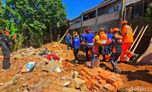 1767697465067-proses-evakuasi-buruh-bangunan-yang-terjepit-pondasi-di-palabuhanratu-1767687224733_169