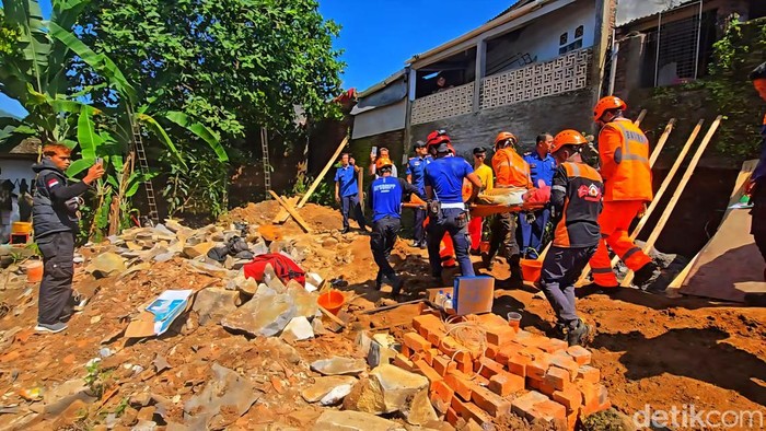 1767697465067-proses-evakuasi-buruh-bangunan-yang-terjepit-pondasi-di-palabuhanratu-1767687224733_169