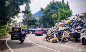1767697466370-gunungan-sampah-di-jalan-gunung-batu-kota-bandung-1763006702516_169