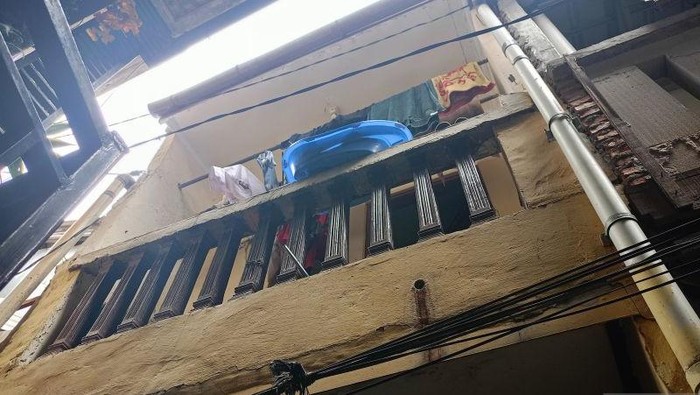 1767783854480-anak-berusia-tiga-tahun-luka-usai-terjatuh-dari-balkon-lantai-dua-rumah-kontrakan-di-jatinegara-jaktim-antarasiti-nurhaliza-1767772198023_169