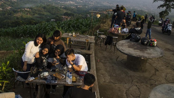 1767783858925-kawasan-cartil-bandung-ramai-pengunjung_169