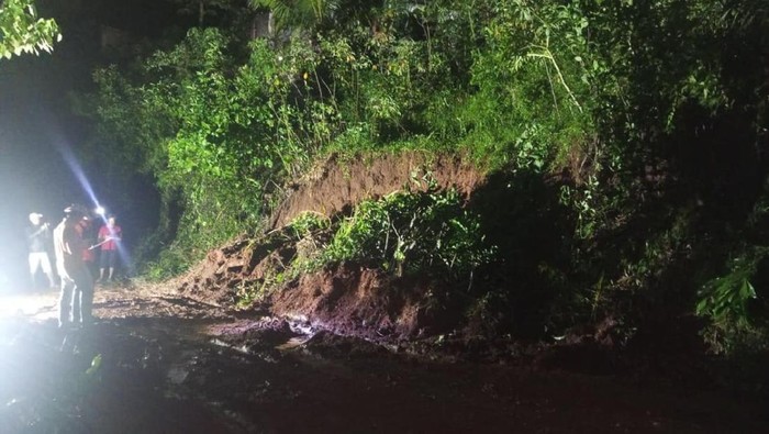 1767848665389-longsor-menutup-jalan-antar-kecamatan-di-kabupaten-ciamis-1767834563171_169