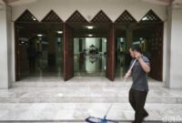 1767870258629-toto-48-petugas-kebersihan-di-masjid-raya-bandung-1741525899574_169