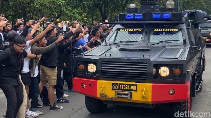 1768129473444-tim-persija-naik-rantis-ke-stadion-gbla-untuk-menghadapi-persib-bandung-1768115545802_169