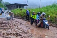 1768194267194-longsor-di-sukabumi-petugas-bantu-pengendara-yang-terjebak-1768115388830_169