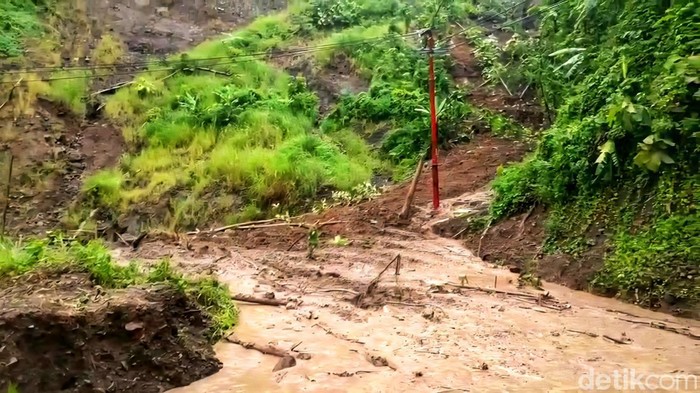 1768194276011-jalan-nasional-bagbagan-kiaradua-kembali-tertutup-longsor-senin-1212026-1768181640643_169