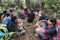 1768302249539-praktek-pemasangan-kamera-trap-untuk-memantau-macan-tutul-jawa-di-gunung-sawal-ciamis-1768287177616_169