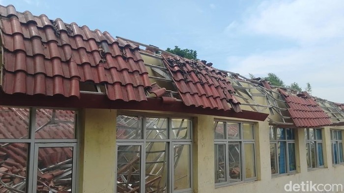 1768302257825-sekolah-ambruk-di-majalengka-1767858748886_169