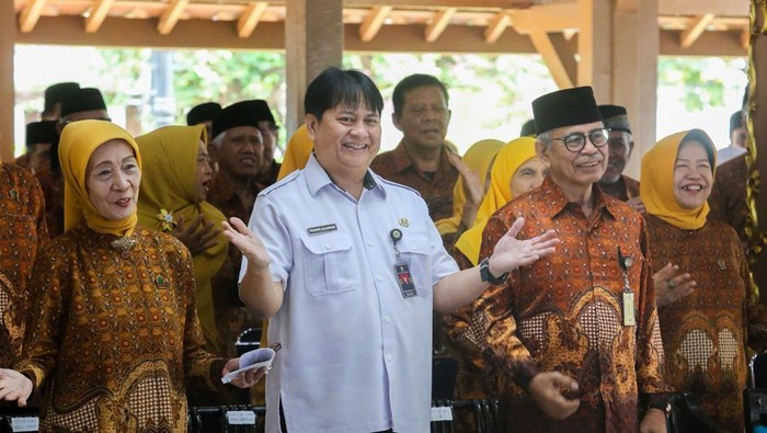 1768410269236-pemkot-bandung-menyerahkan-kartu-tanda-anggota-kta-pensiunan-nasional-atau-kta-co-branding-di-pendopo-kota-bandung-rabu-141202-1768387006254_169