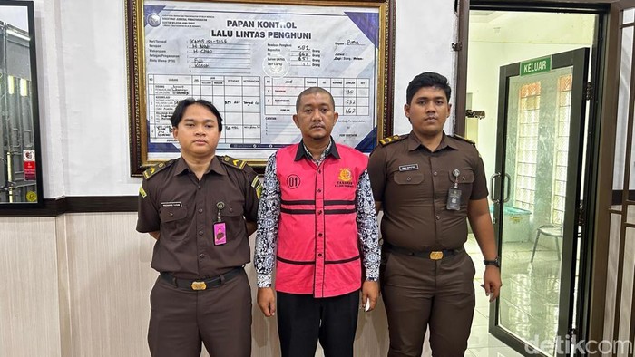 1768475071577-hh-tersangka-dalam-perkara-dugaan-tindak-pidana-korupsi-pengelolaan-bantuan-pusat-kegiatan-belajar-masyarakat-pkbm-kabupaten-i-1768468482239_169