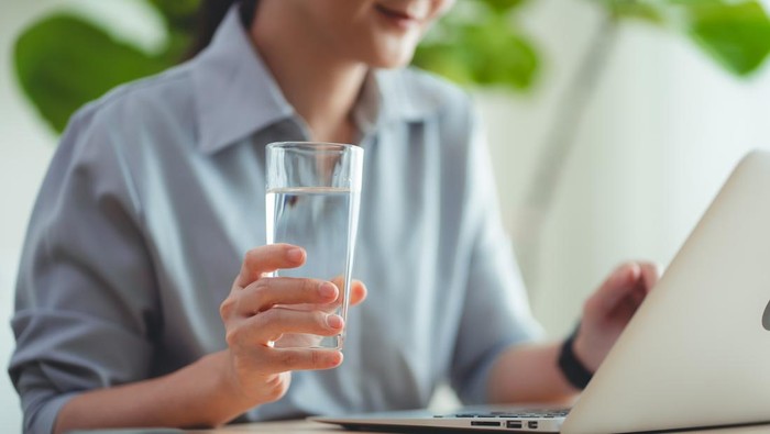 1769036673343-ilustrasi-minum-air-putih-1744883038437_169