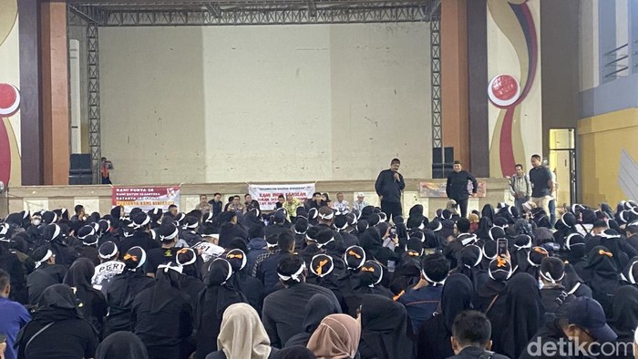 1769079860771-ribuan-guru-saat-dialog-dengan-pemkab-sukabumi-1769076354901_169