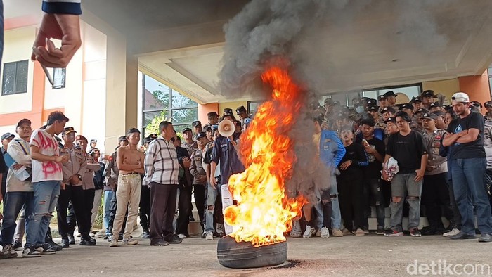 1769079861830-mahasiswa-demo-di-dprd-tasikmalaya-1769075844742_169