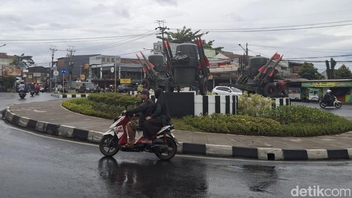 1769101461871-rudal-rapier-buatan-inggris-dipasang-sebagai-hiasan-bundaran-jati-cimahi-1769072428201_169